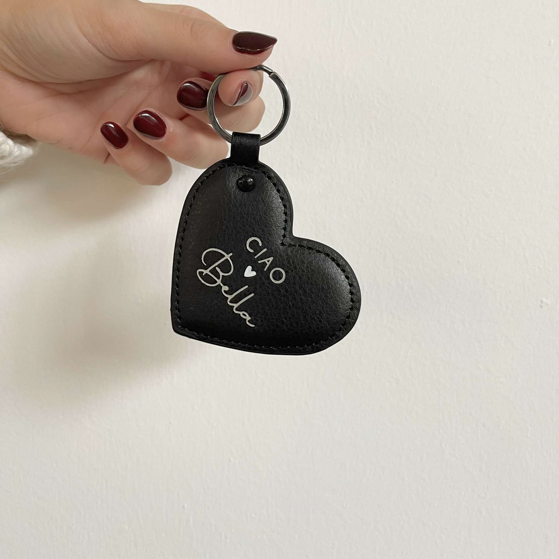 Immagine principale di Portachiavi Ciao Bella a forma di Cuore (2 colori) | Bastion Collections