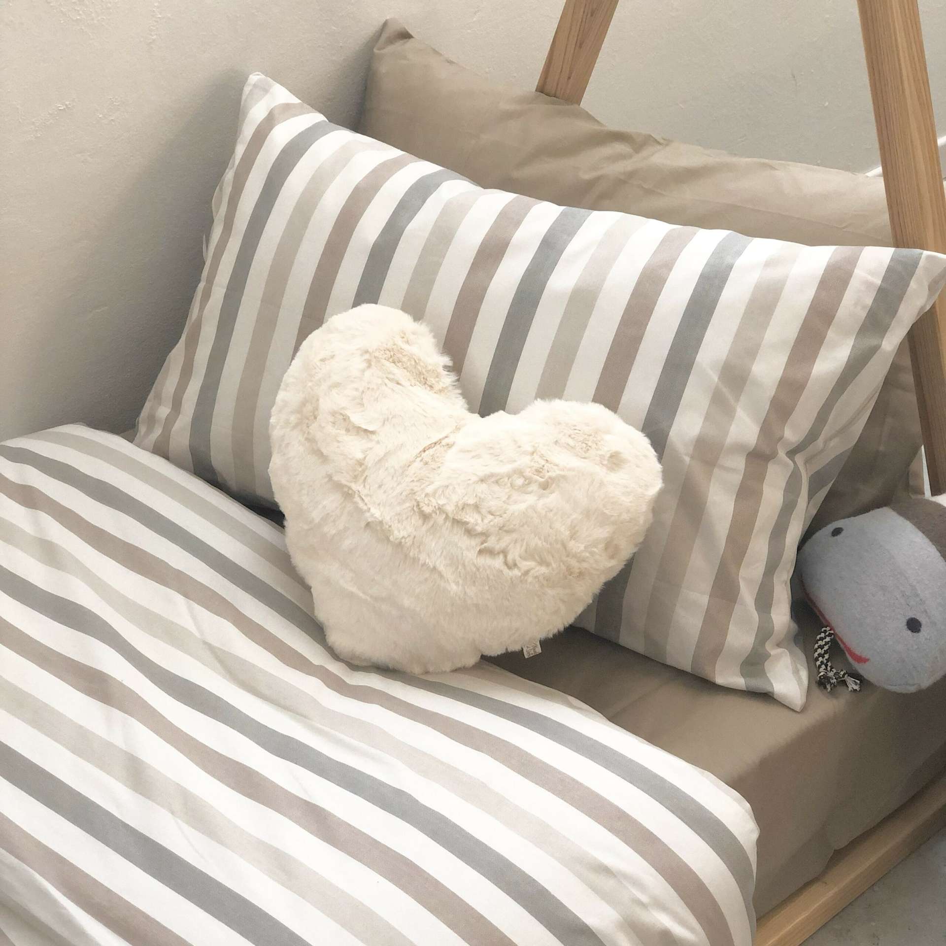 Immagine principale di Cuscino Rabbit Piccolo a forma di Cuore 40x40 cm | Nuvole di Stoffa