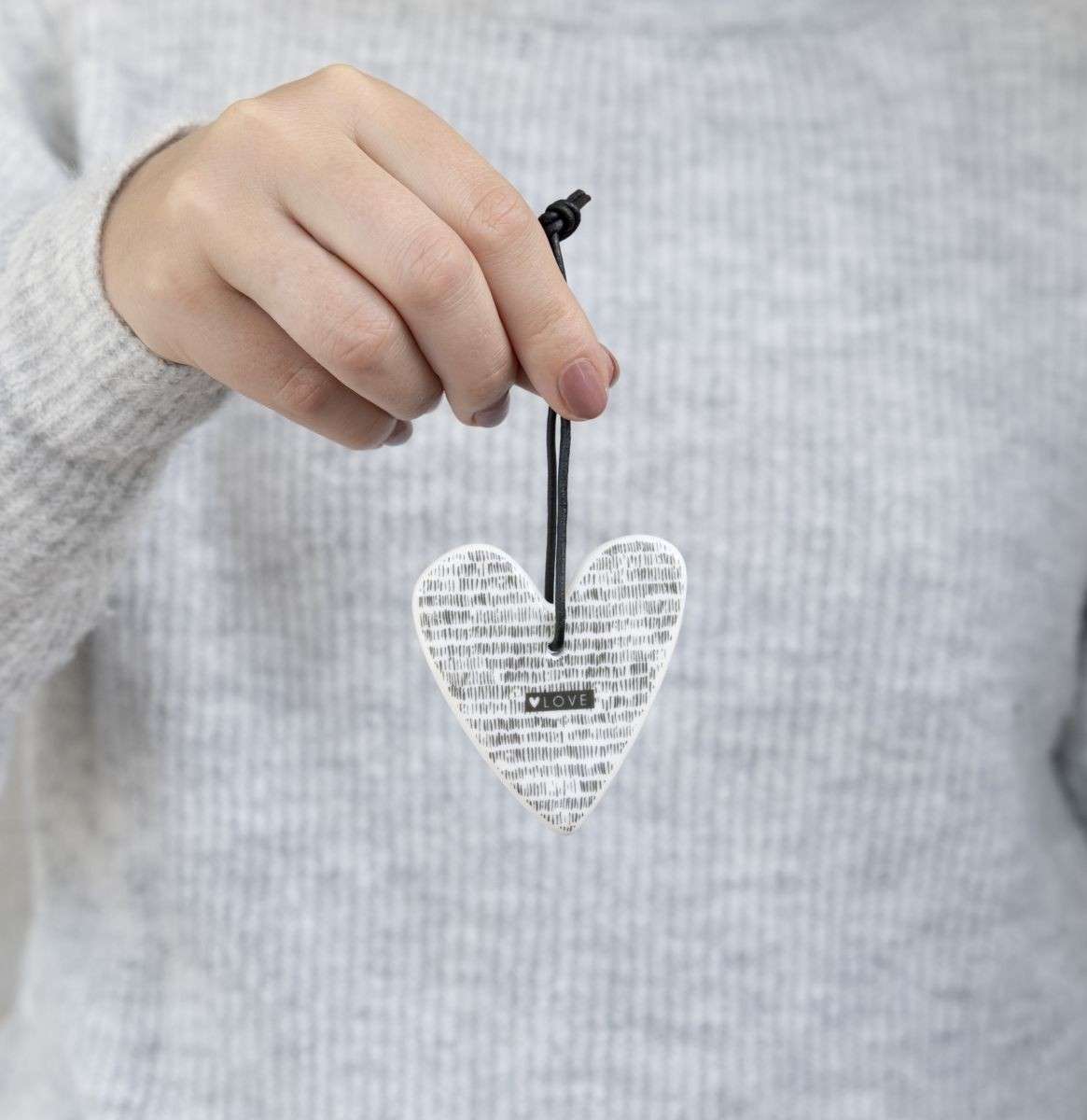 Immagine principale di Decorazione Cuore in Ceramica Love a Righine | Bastion Collections