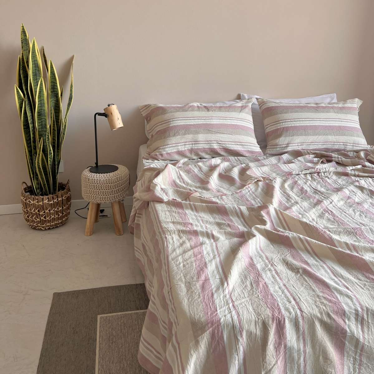 Immagine variante Variante Rosa - Completo Lenzuola Matrimoniale Greta No Stiro in Cotone Tinto in Filo (2 colori) | Govina Biancheria per la Casa