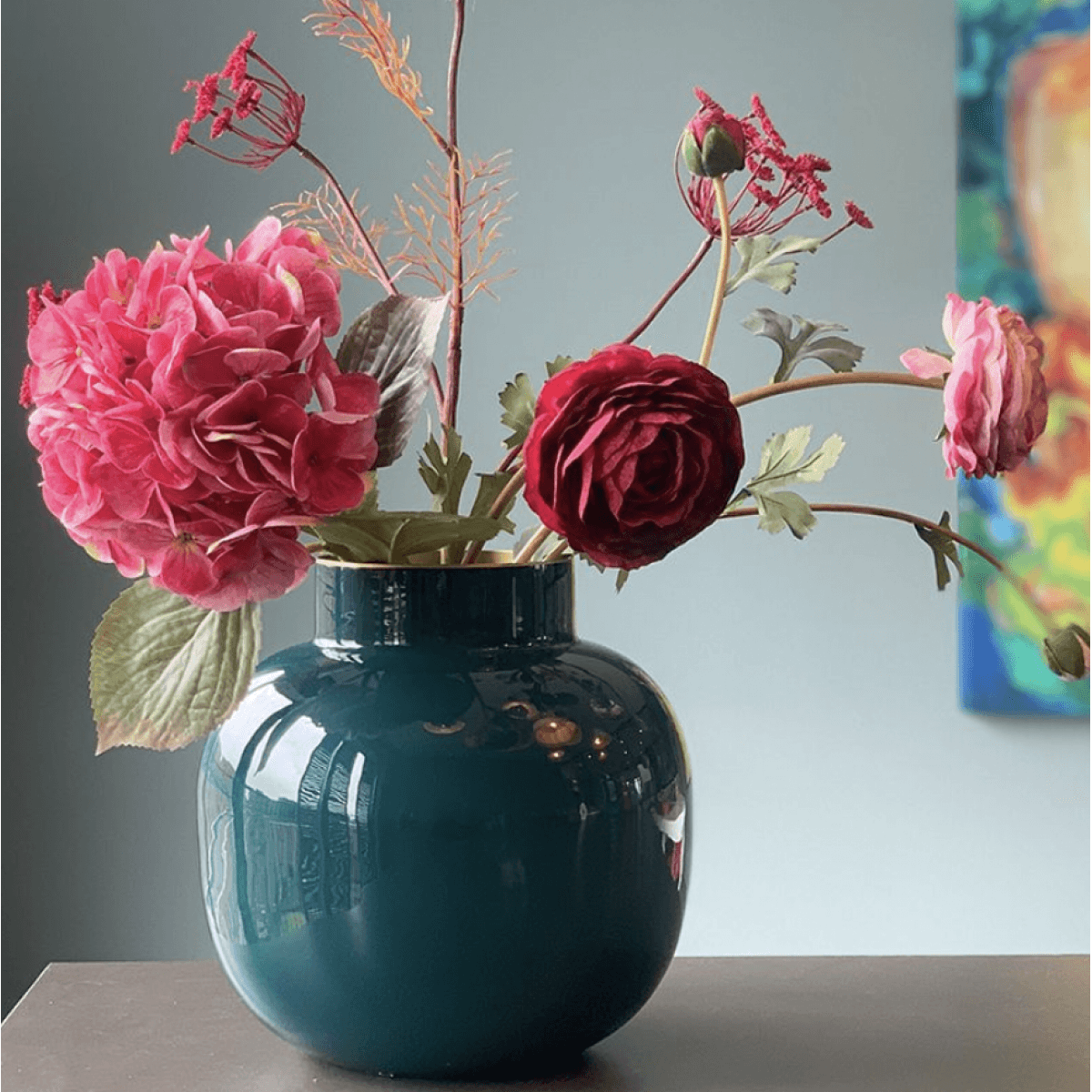 Scrivania Con Una Tazza Di Caffè, Fiori Di Peonia Rosa, Penna Dorata Carta Bianco E Lavagna Per Appunti Image123280800