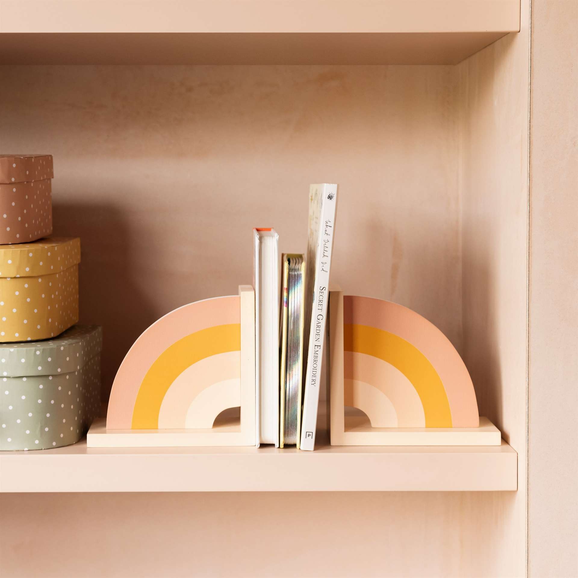 Immagine principale di Reggilibri Rainbow in Legno | Sass & Belle