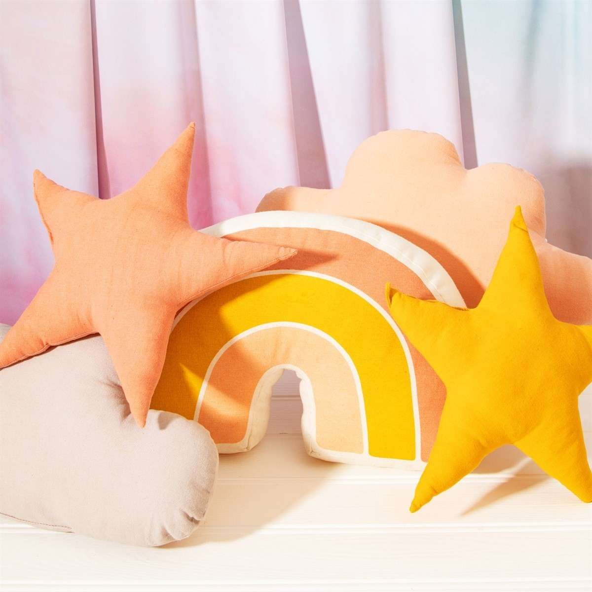 Immagine principale di Cuscino Rainbow a forma di Arcobaleno in Cotone | Sass & Belle