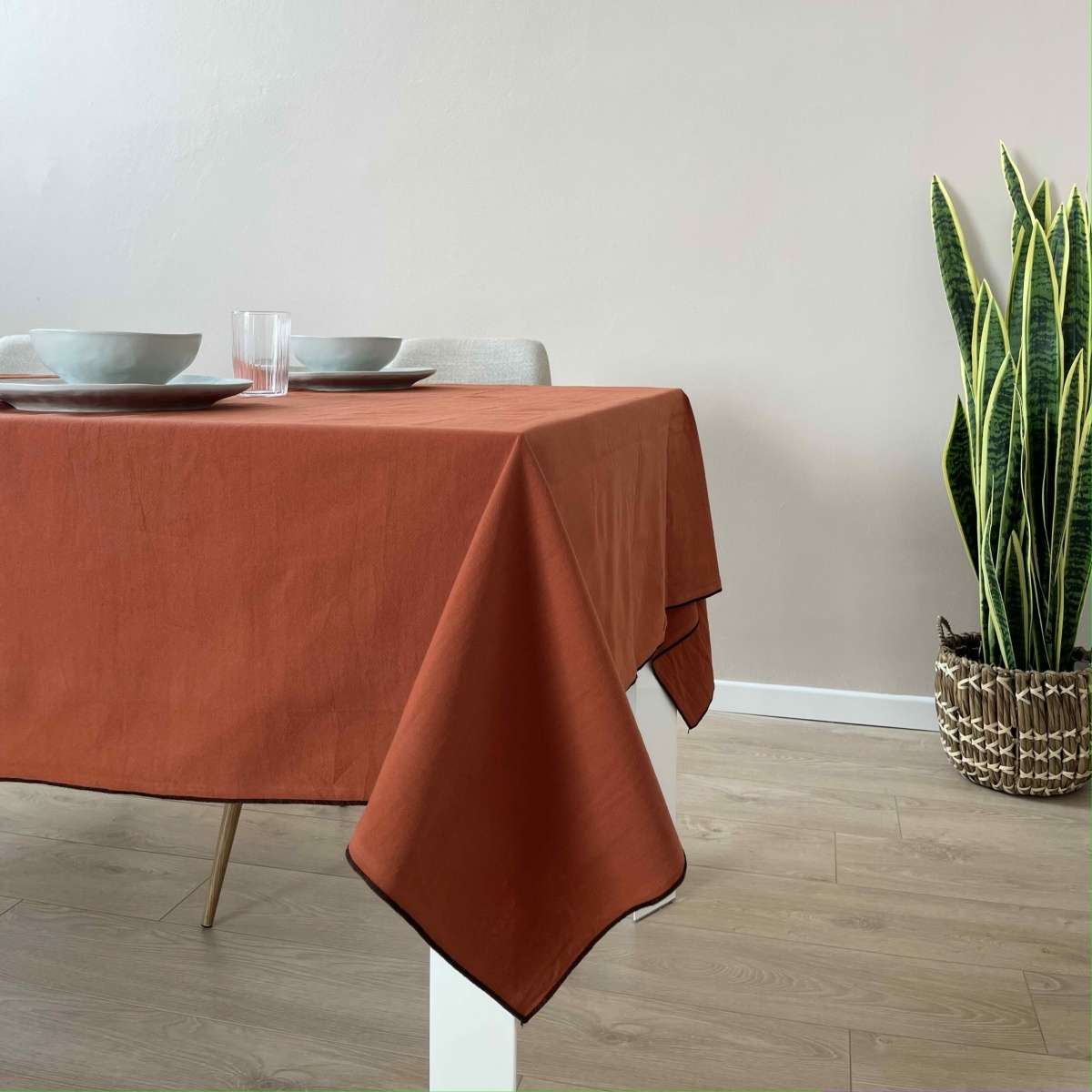 Immagine del prodotto Tovaglia Quadrata Tinta Unita Corino in Cotone No Stiro con Bordino nero | Côté Table