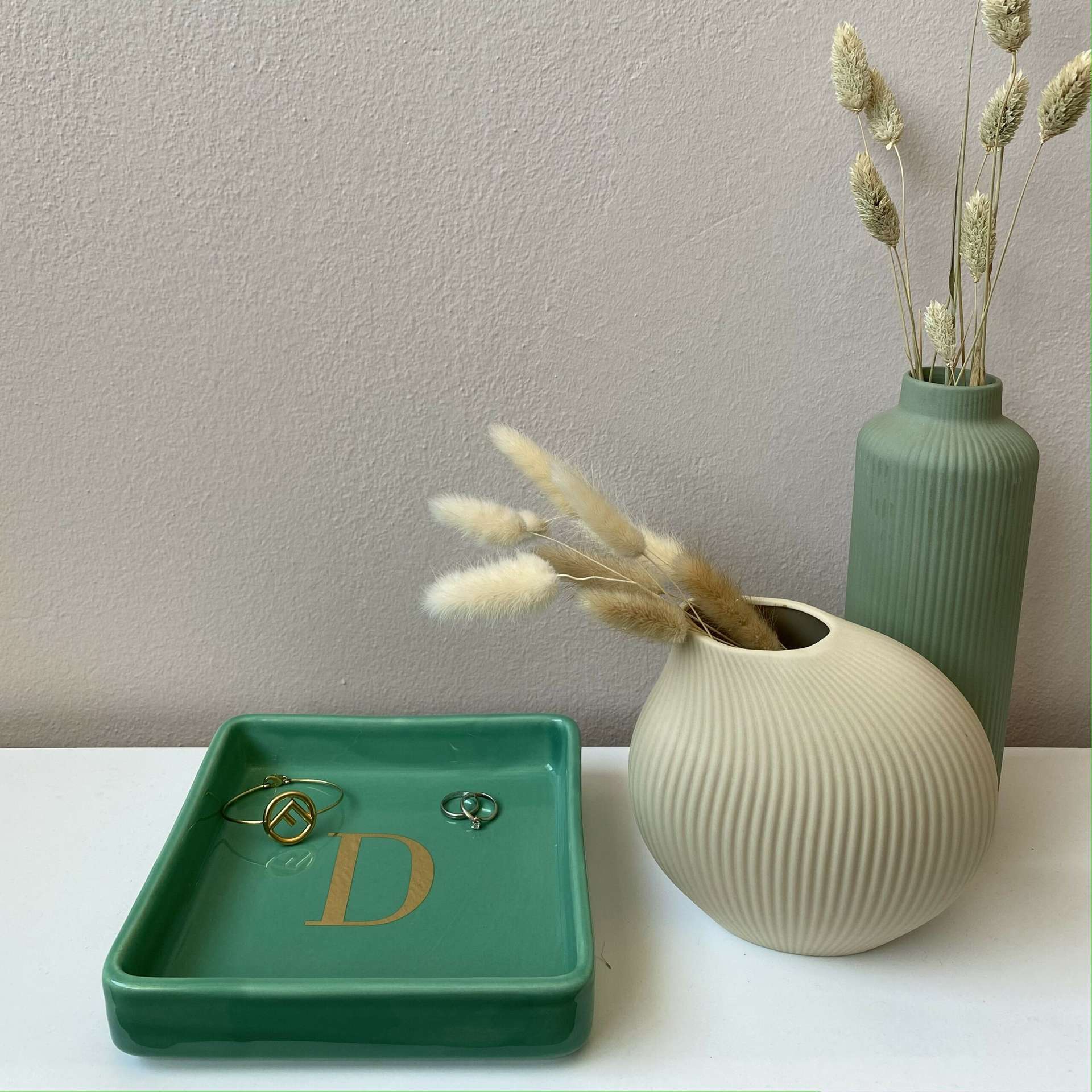 Immagine principale di Svuotatasche Iniziale Oro (A-Z) in Ceramica Verde 17x17 cm | Fiorditerra