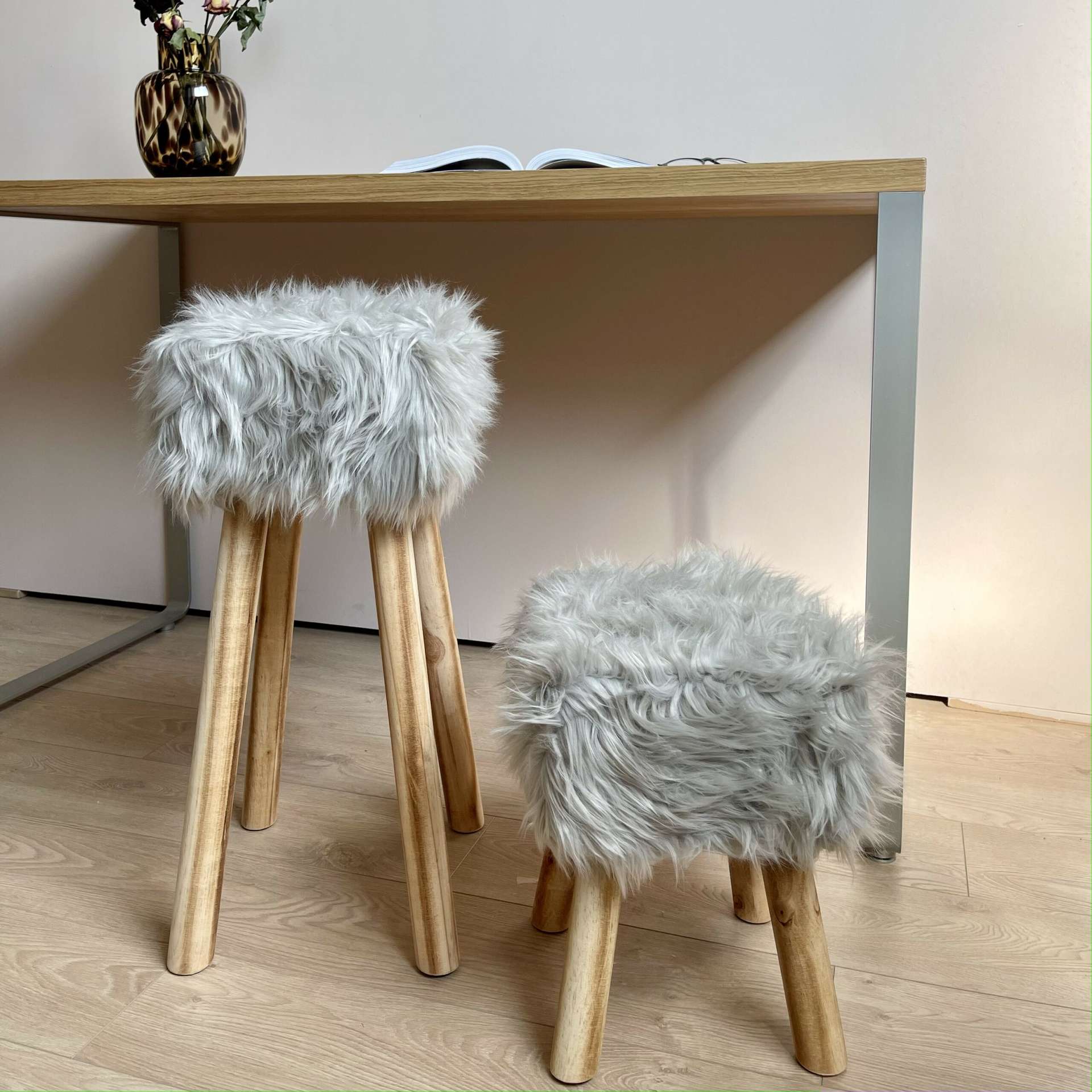Immagine principale di Sgabello Alto Pelo Lungo con Gambe in Legno (2 Colori) | Pietro Zanetti Home