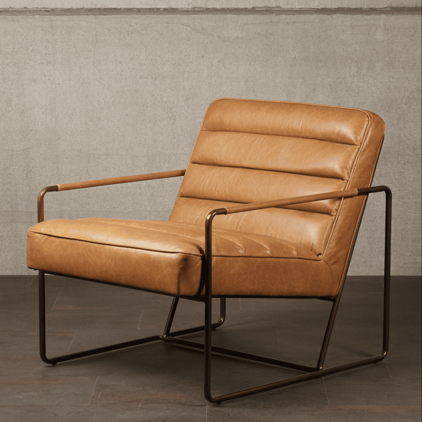 Immagine principale di Poltrona Makine in Pelle Cognac con Braccioli Quadrati in Metallo | Chehoma