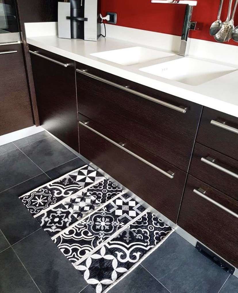 Immagine principale di Tappeto Cucina Cementine Nero Antiscivolo e Lavabile in Lavatrice | Pietro Zanetti Home