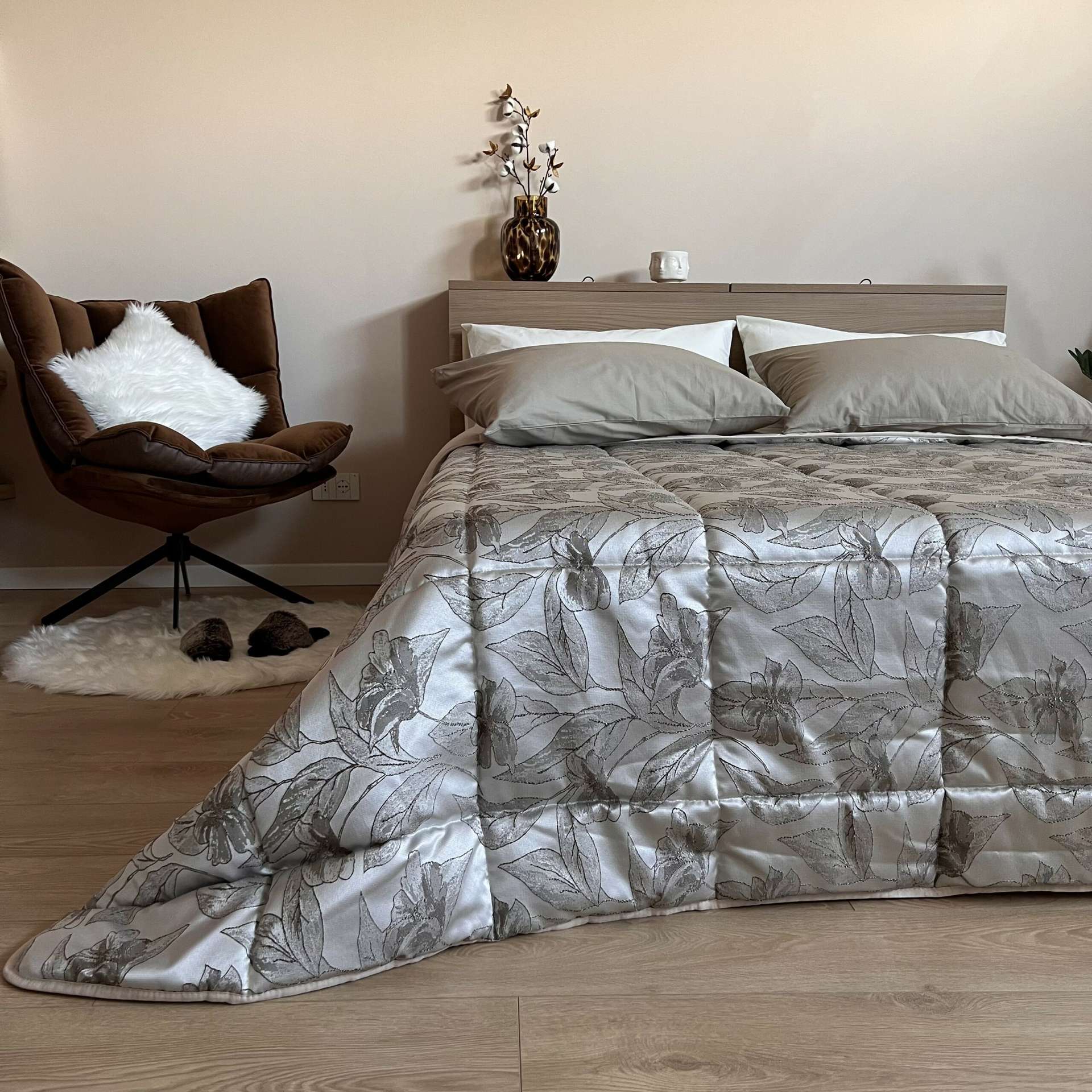 Immagine principale di Trapunta Invernale Matrimoniale Jacquard Grandiflora in Microfibra (2 colori) | Laura Biagiotti