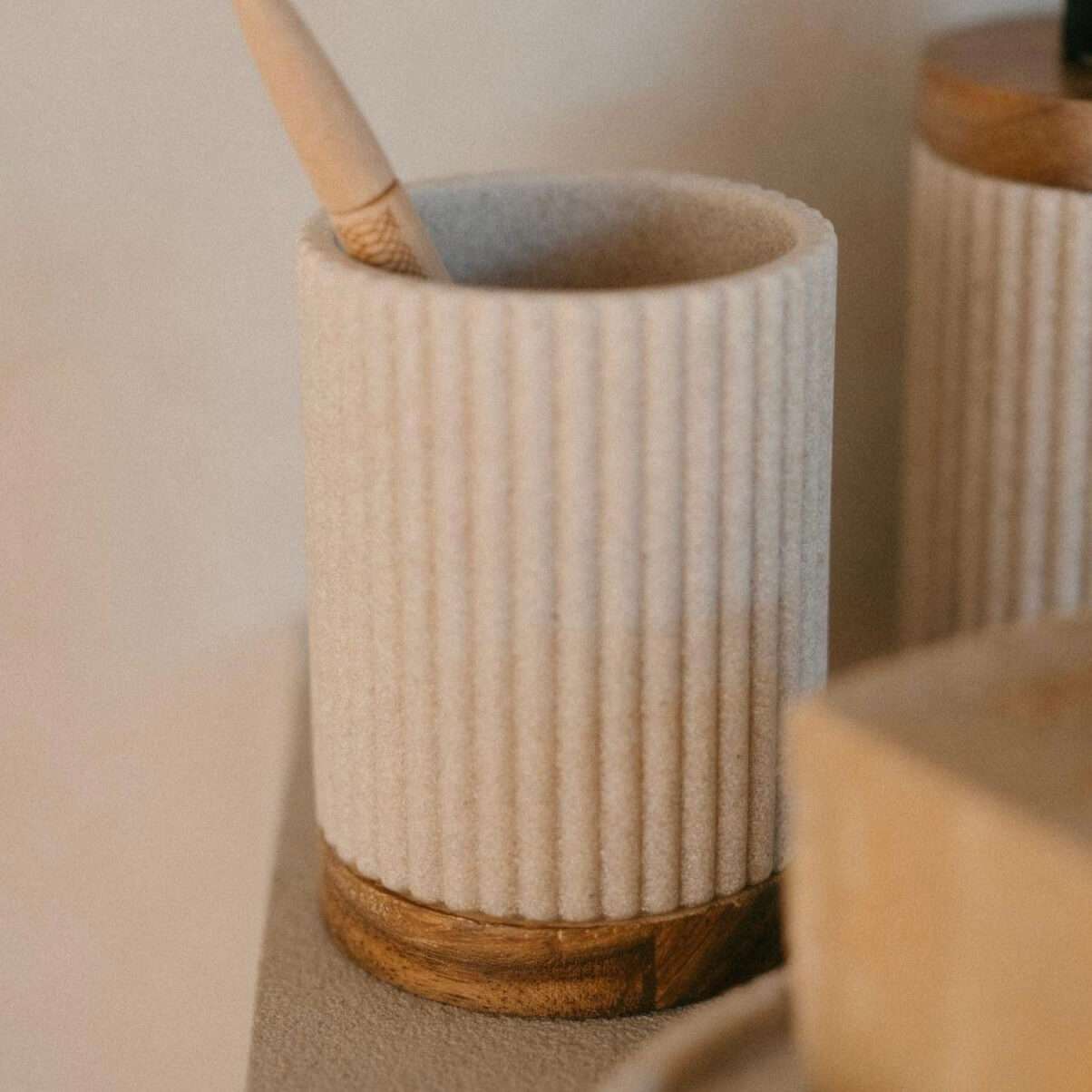 Immagine principale di Portaspazzolini Beige in poliresina/acacia | A. House