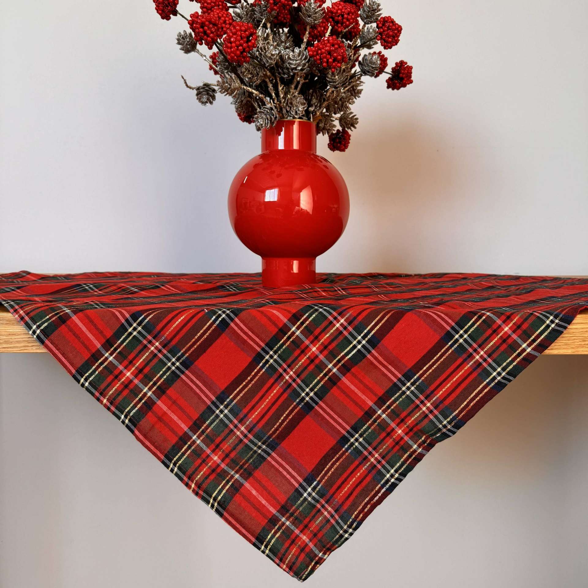 Immagine principale di Centrotavola Tartan Rosso Lurex Oro 90X90 cm | Pietro Zanetti Home