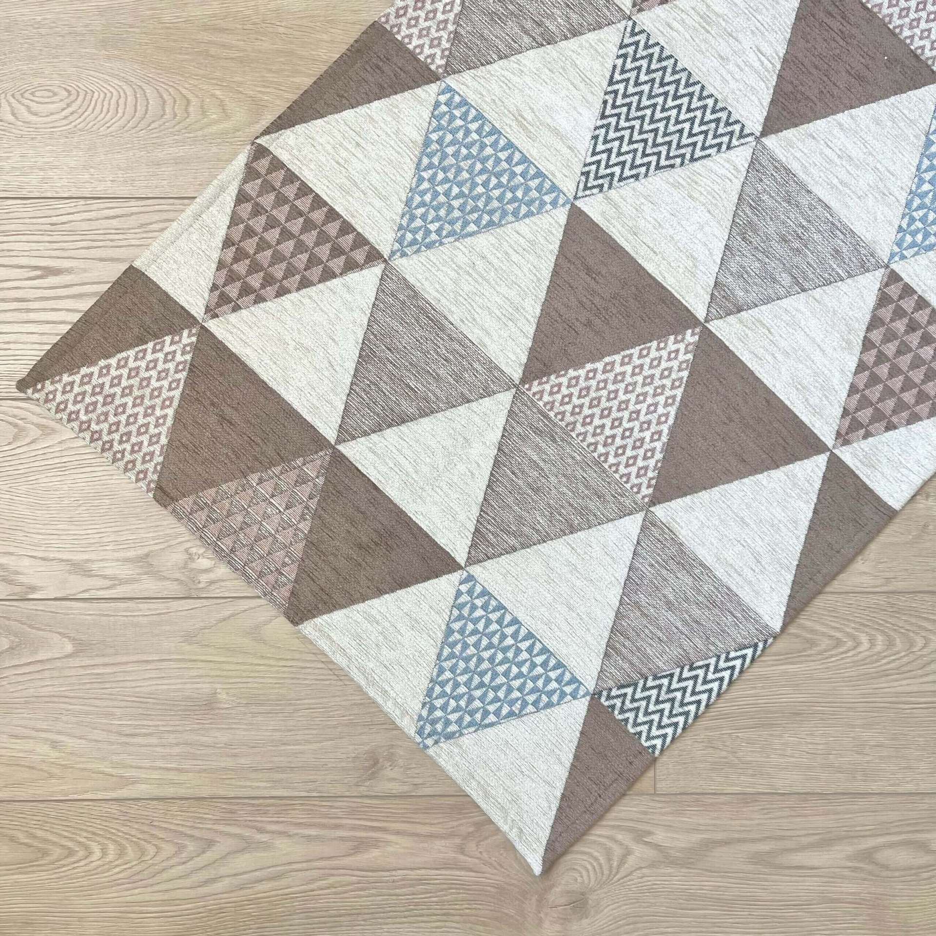 Immagine principale di Tappeto Triangoli Cammello Antiscivolo e Lavabile in Lavatrice | Pietro Zanetti Home