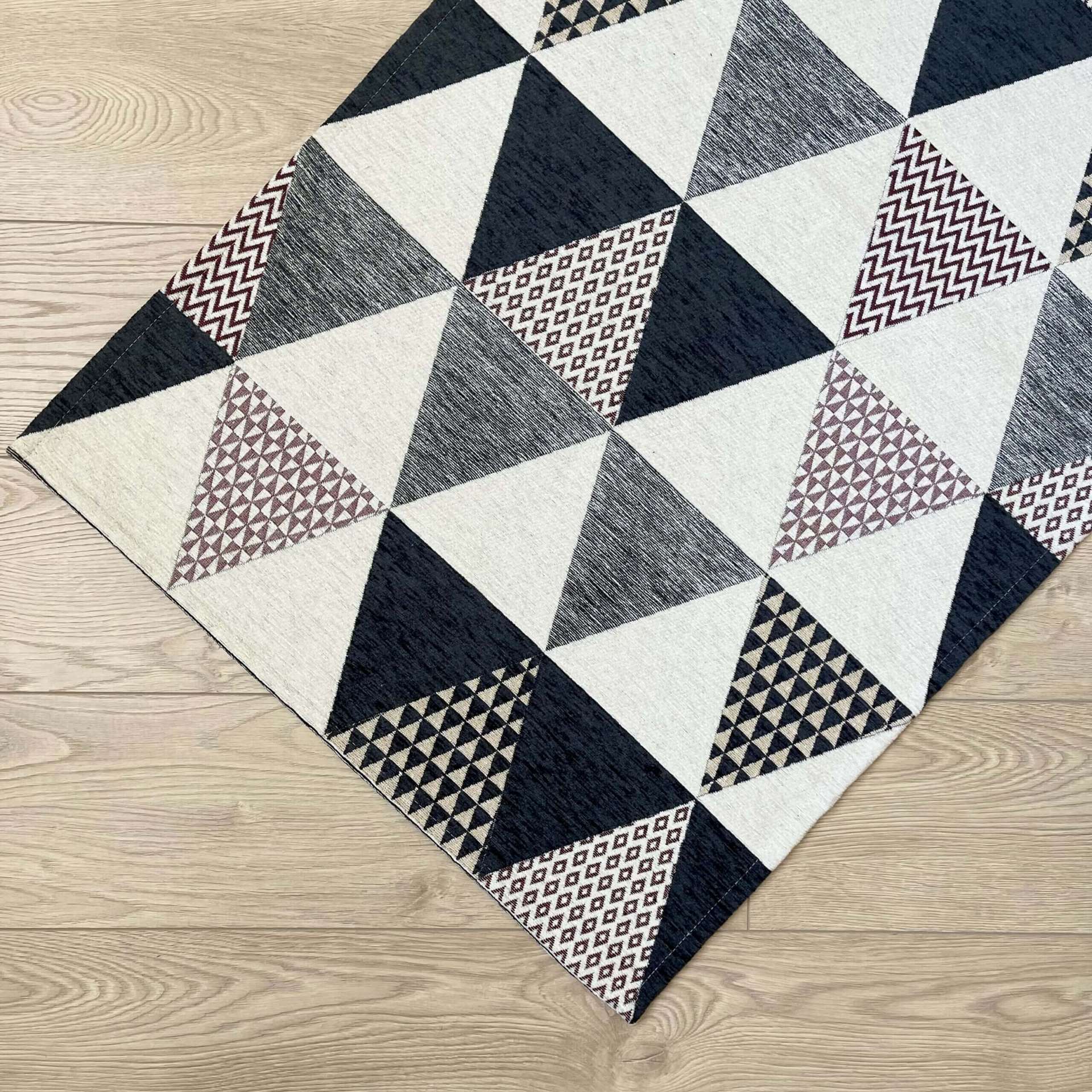 Immagine principale di Tappeto Triangoli Antracite Antiscivolo e Lavabile in Lavatrice | Pietro Zanetti Home