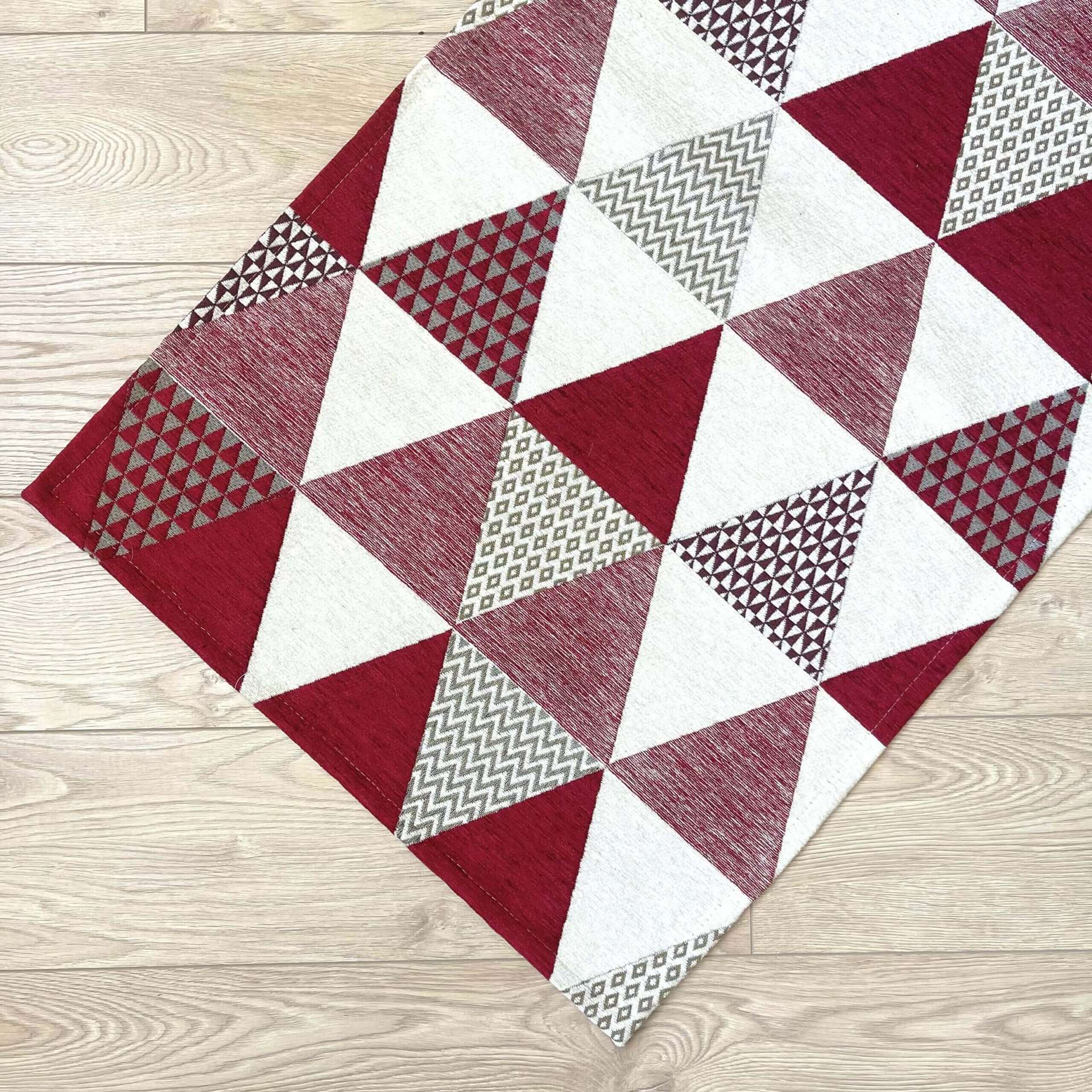 Immagine principale di Tappeto Triangoli Rosso Antiscivolo e Lavabile in Lavatrice | Pietro Zanetti Home