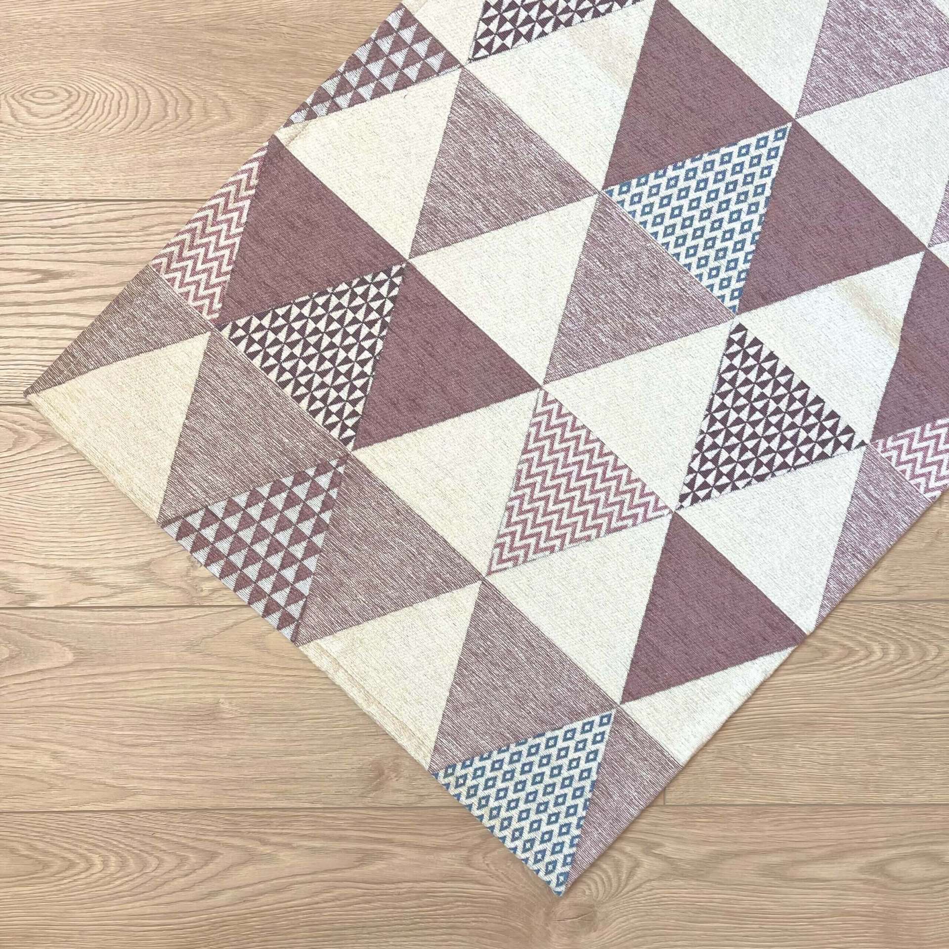 Immagine principale di Tappeto Triangoli Rosa Antiscivolo e Lavabile in Lavatrice | Pietro Zanetti Home