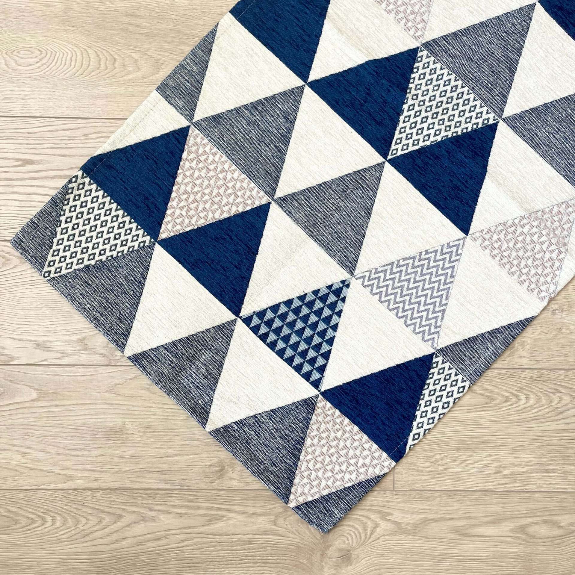 Immagine principale di Tappeto Triangoli Bluette Antiscivolo e Lavabile in Lavatrice | Pietro Zanetti Home