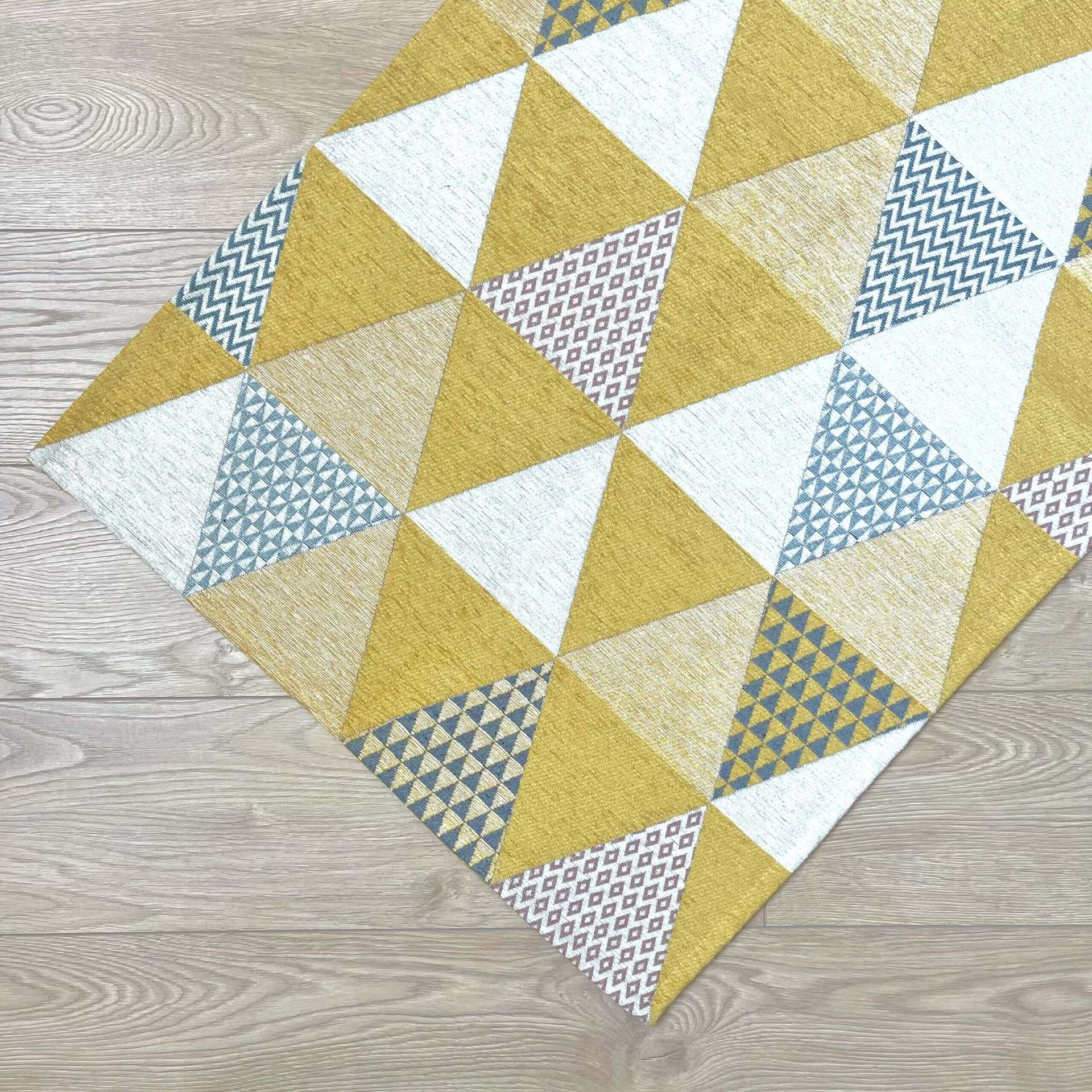 Immagine principale di Tappeto Triangoli Giallo Antiscivolo e Lavabile in Lavatrice | Pietro Zanetti Home