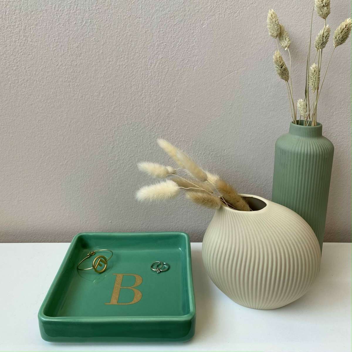 Immagine variante B - Svuotatasche Iniziale Oro (A-Z) in Ceramica Verde 17x17 cm | Fiorditerra