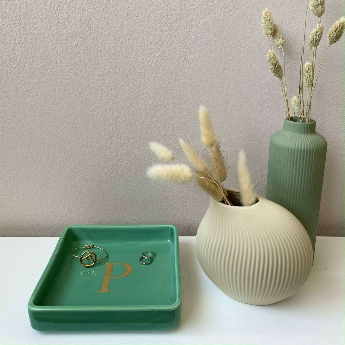 Immagine variante P - Svuotatasche Iniziale Oro (A-Z) in Ceramica Verde 17x17 cm | Fiorditerra