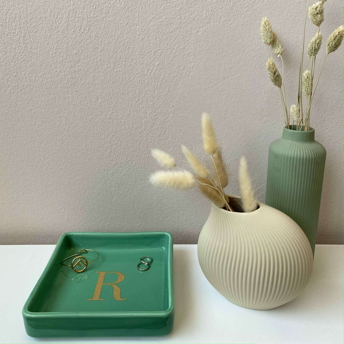 Immagine variante R - Svuotatasche Iniziale Oro (A-Z) in Ceramica Verde 17x17 cm | Fiorditerra