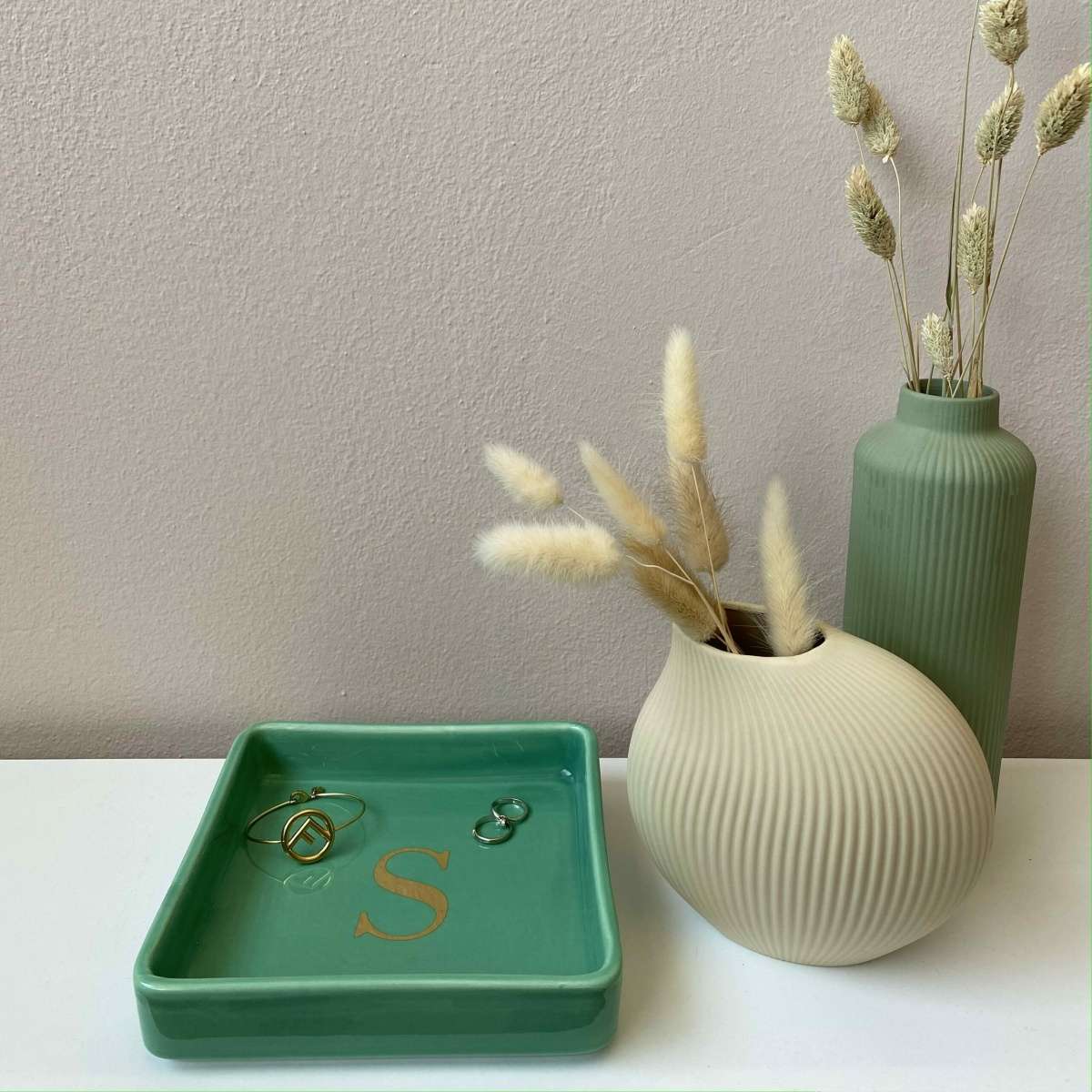 Immagine variante S - Svuotatasche Iniziale Oro (A-Z) in Ceramica Verde 17x17 cm | Fiorditerra