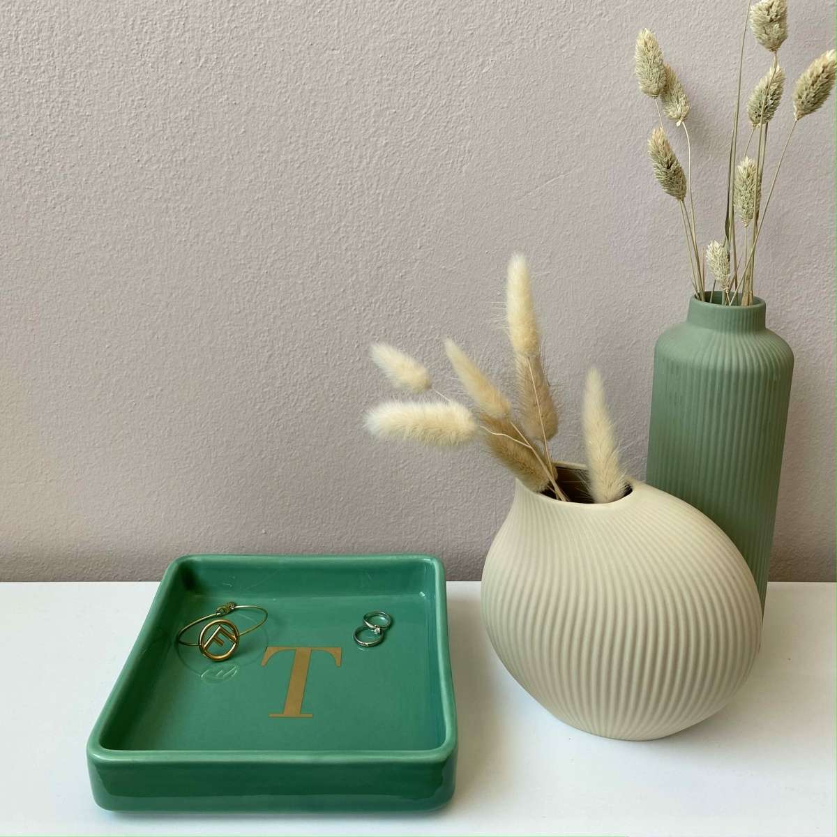 Immagine variante T - Svuotatasche Iniziale Oro (A-Z) in Ceramica Verde 17x17 cm | Fiorditerra