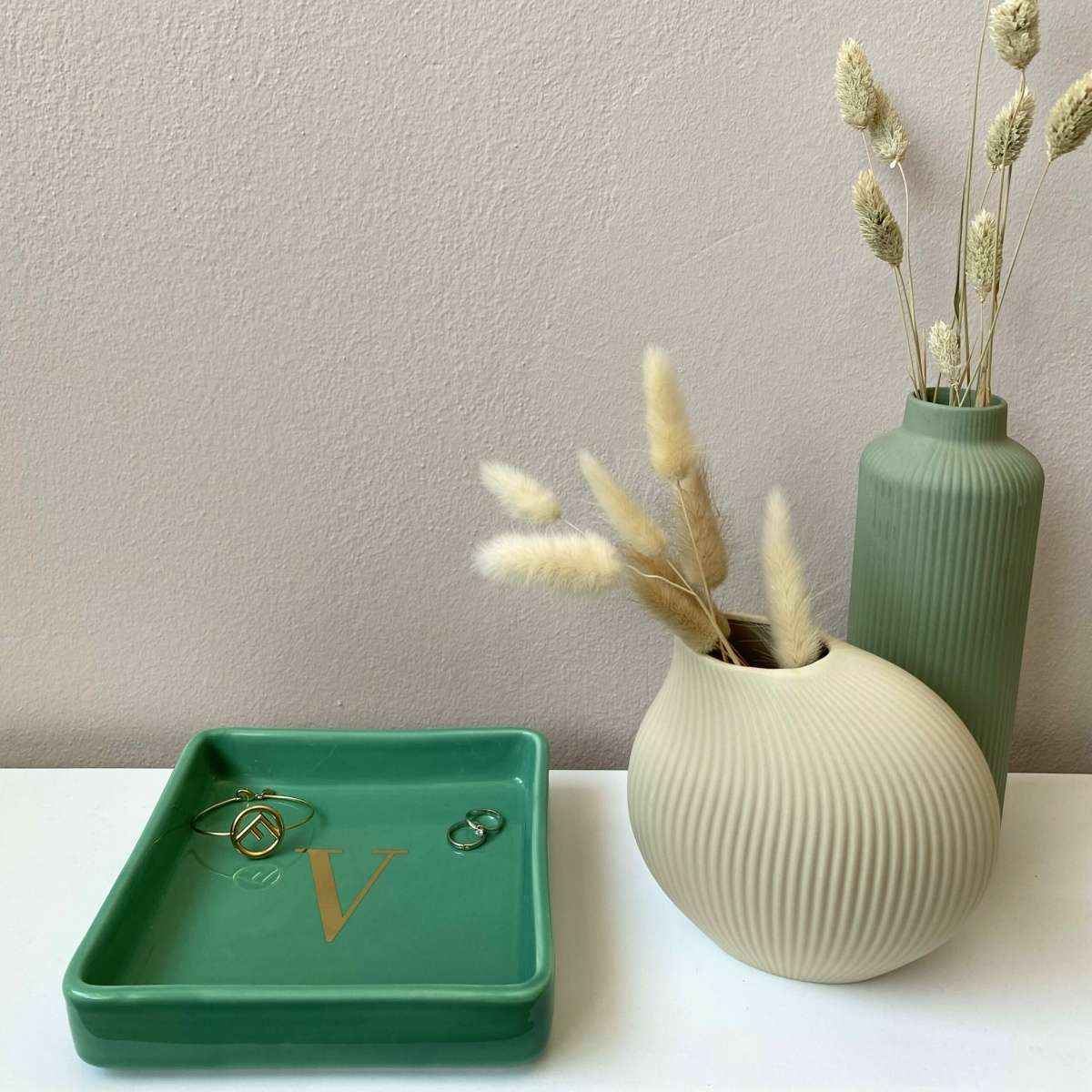 Immagine variante V - Svuotatasche Iniziale Oro (A-Z) in Ceramica Verde 17x17 cm | Fiorditerra