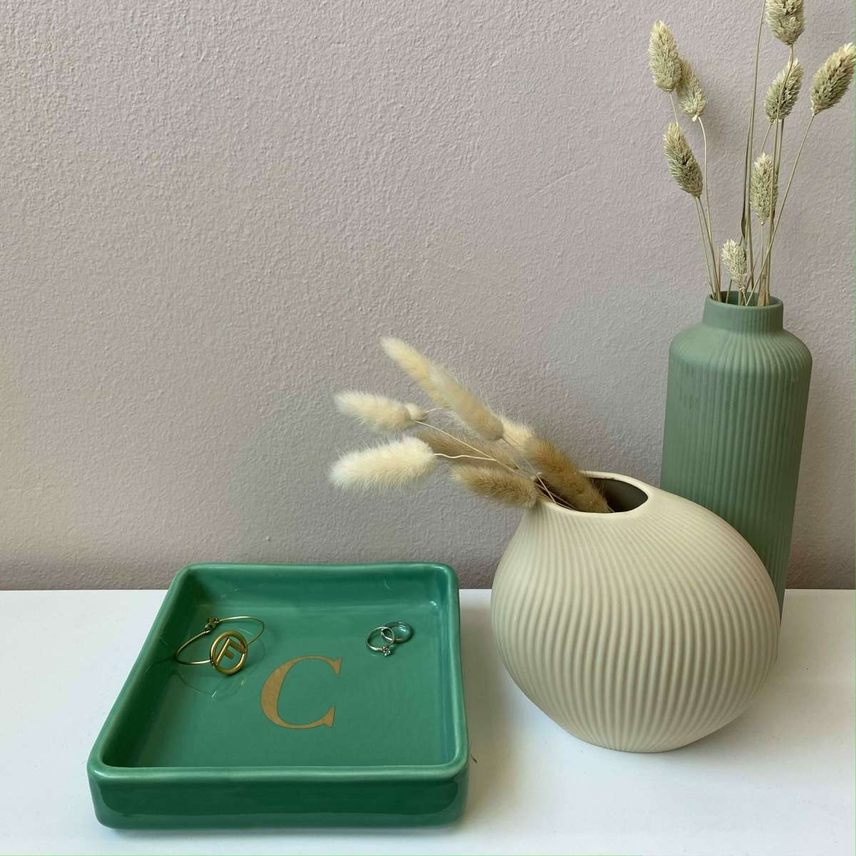 Immagine variante C - Svuotatasche Iniziale Oro (A-Z) in Ceramica Verde 17x17 cm | Fiorditerra