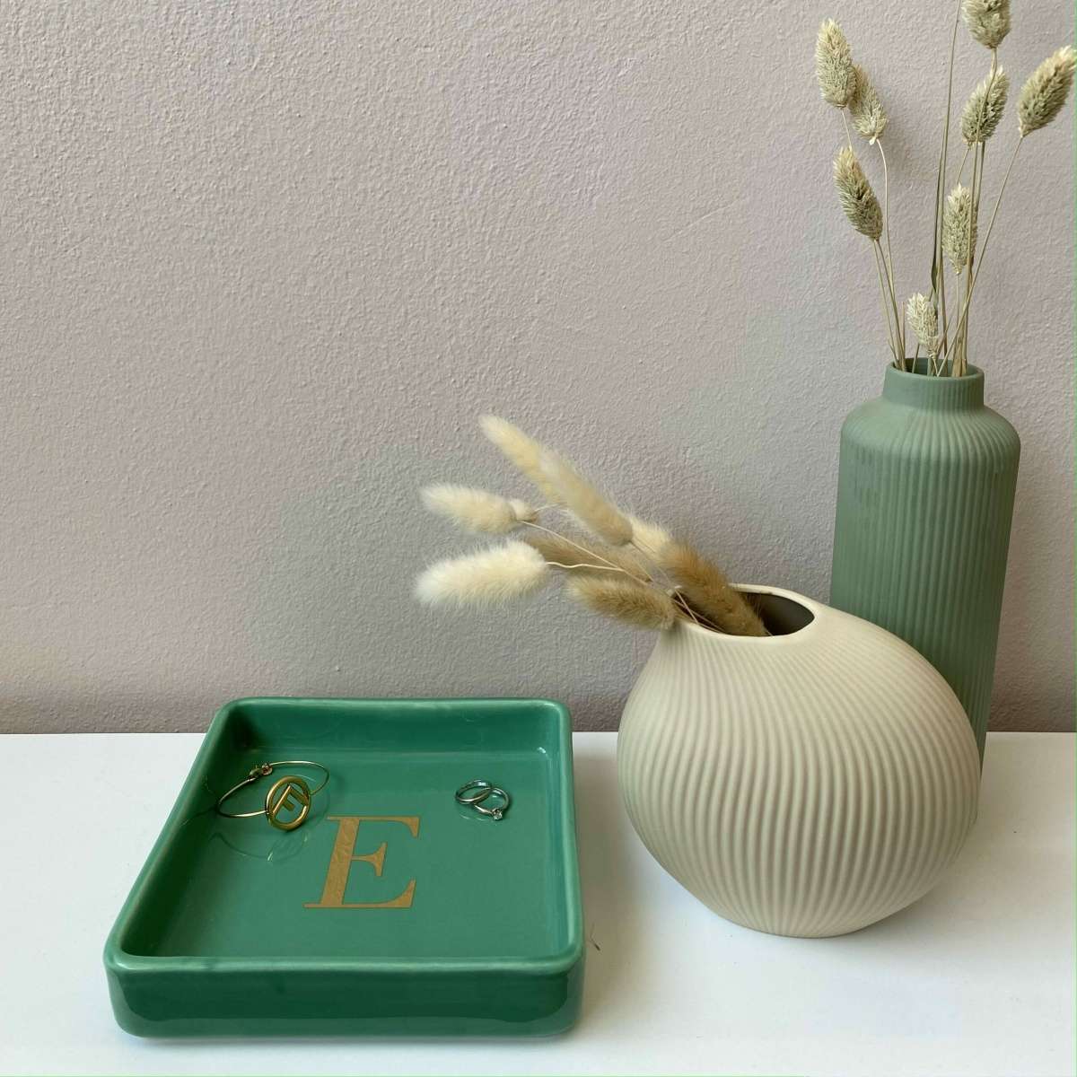 Immagine variante E - Svuotatasche Iniziale Oro (A-Z) in Ceramica Verde 17x17 cm | Fiorditerra