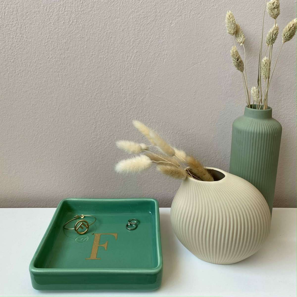 Immagine variante F - Svuotatasche Iniziale Oro (A-Z) in Ceramica Verde 17x17 cm | Fiorditerra