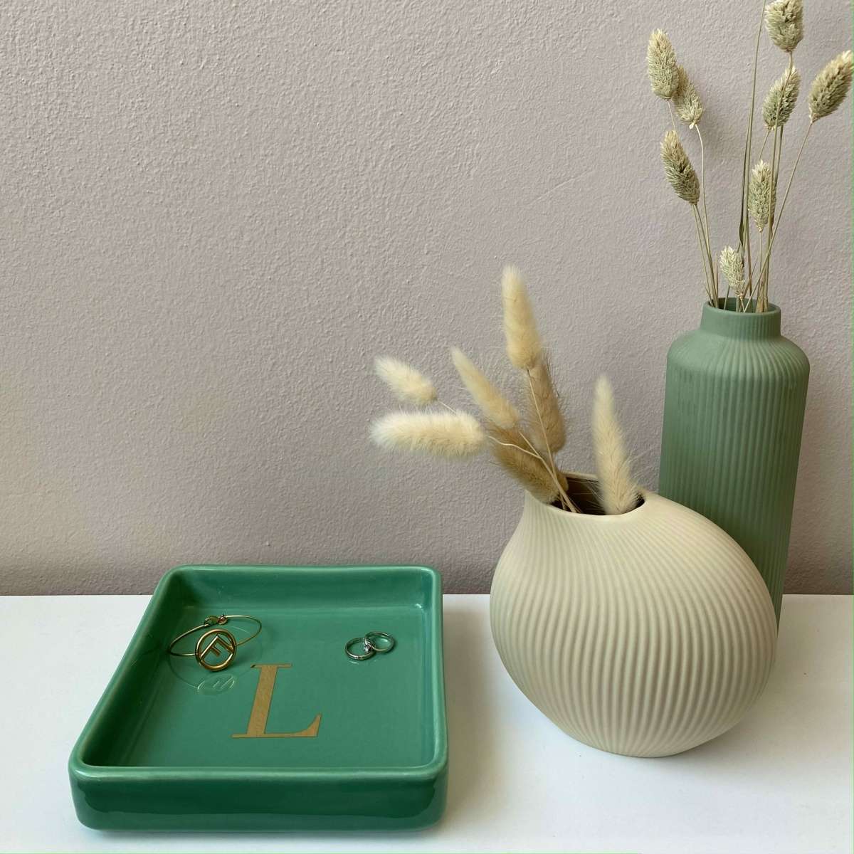 Immagine variante L - Svuotatasche Iniziale Oro (A-Z) in Ceramica Verde 17x17 cm | Fiorditerra