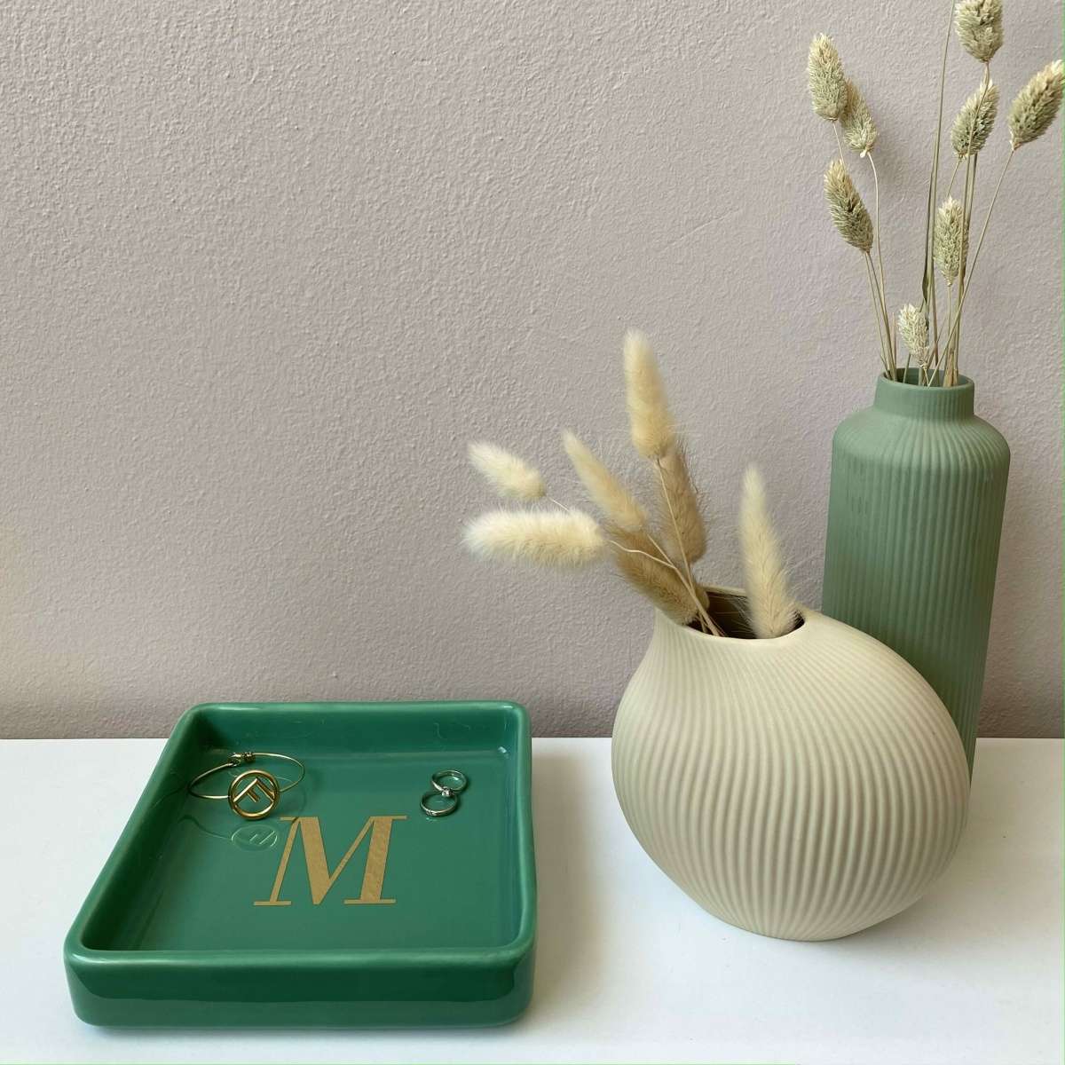 Immagine variante M - Svuotatasche Iniziale Oro (A-Z) in Ceramica Verde 17x17 cm | Fiorditerra