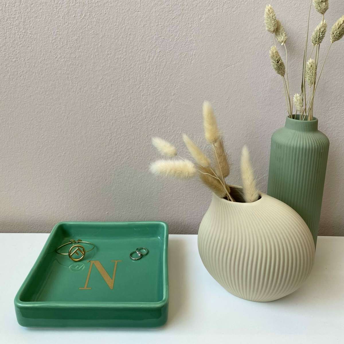 Immagine variante N - Svuotatasche Iniziale Oro (A-Z) in Ceramica Verde 17x17 cm | Fiorditerra