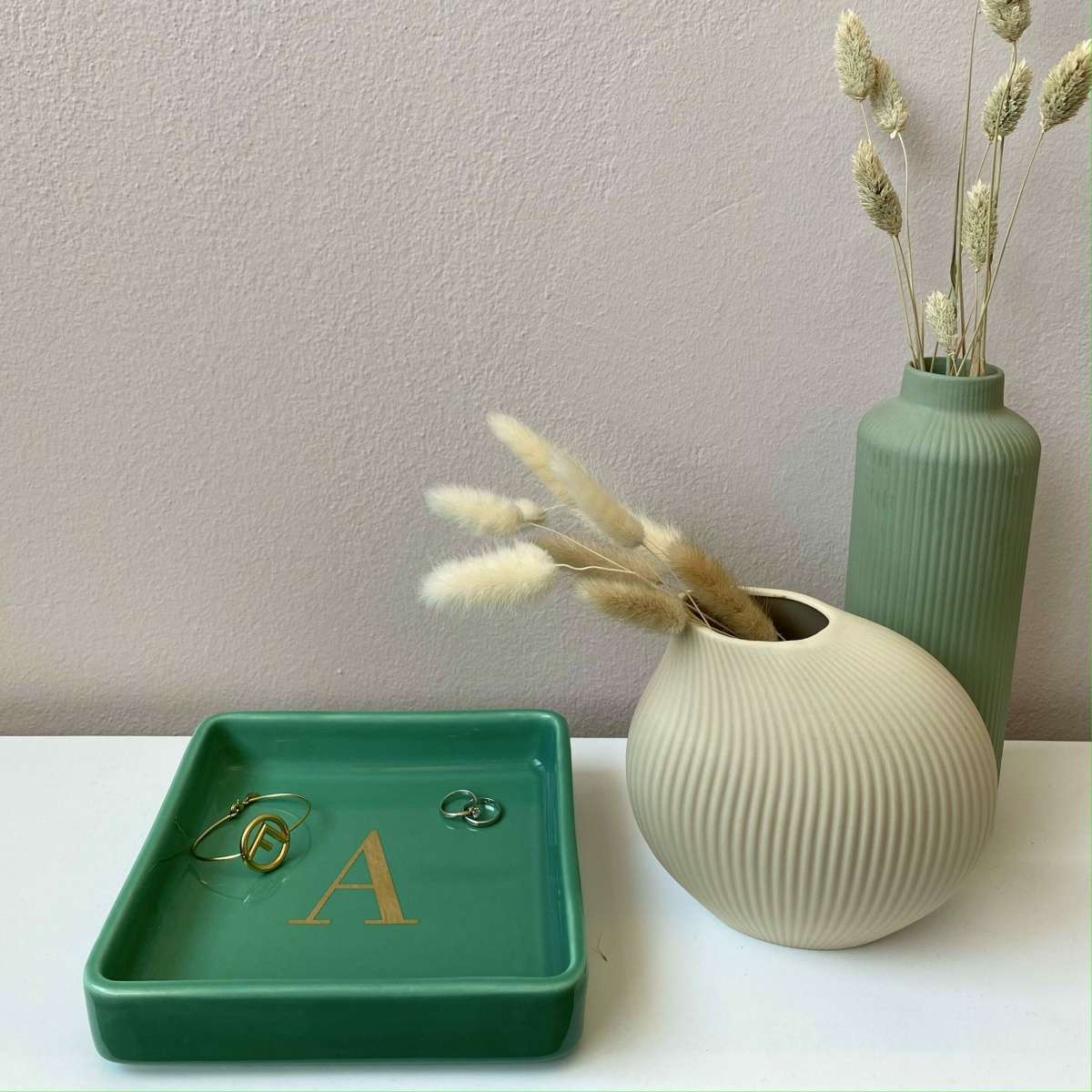 Immagine variante A - Svuotatasche Iniziale Oro (A-Z) in Ceramica Verde 17x17 cm | Fiorditerra