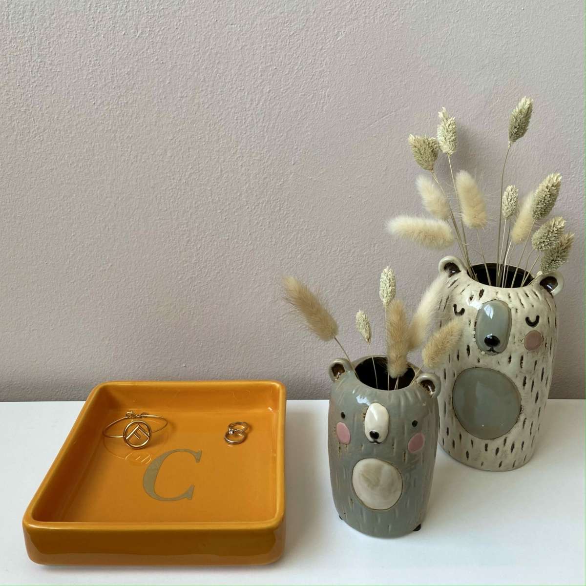 Immagine variante C - Svuotatasche Iniziale Oro (A-Z) in Ceramica Arancione 17x17 cm | Fiorditerra