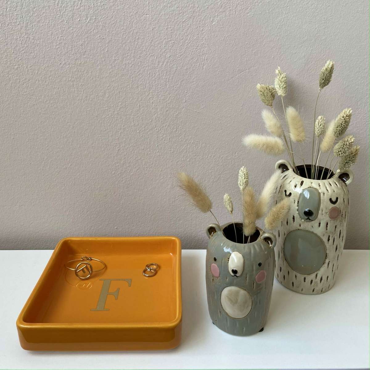 Immagine variante F - Svuotatasche Iniziale Oro (A-Z) in Ceramica Arancione 17x17 cm | Fiorditerra