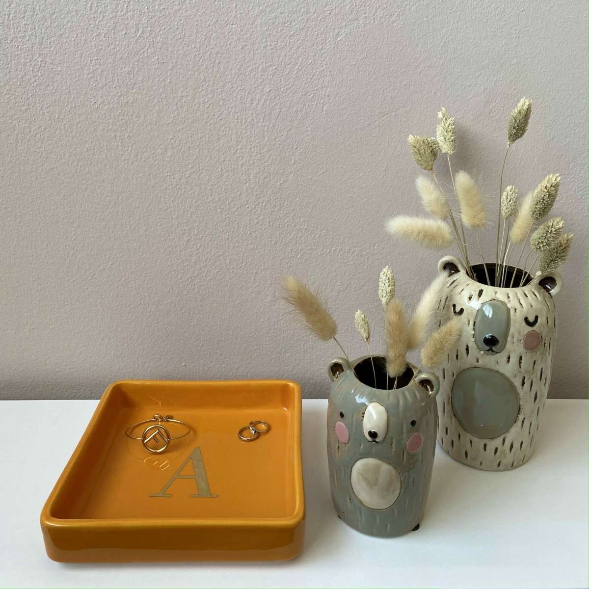 Immagine variante D - Svuotatasche Iniziale Oro (A-Z) in Ceramica Arancione 17x17 cm | Fiorditerra