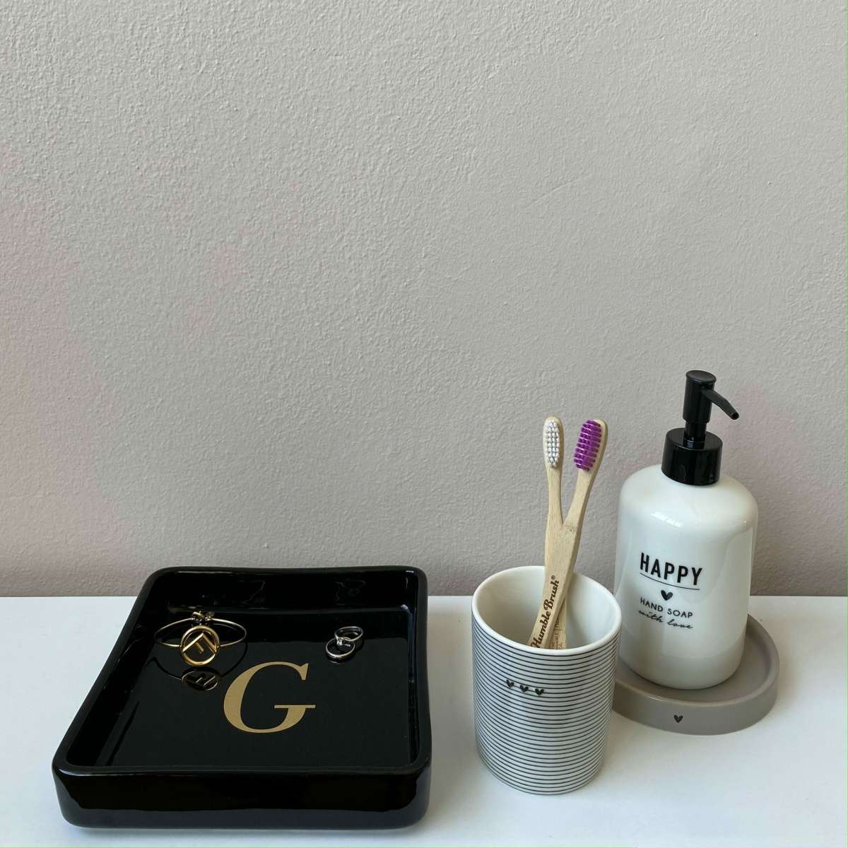 Immagine variante G - Svuotatasche Iniziale Oro (A-Z) in Ceramica Nero 17x17 cm | Fiorditerra