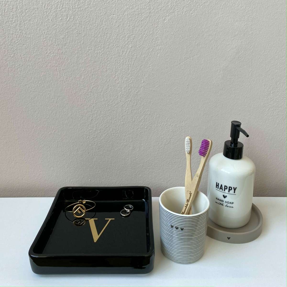 Immagine variante V - Svuotatasche Iniziale Oro (A-Z) in Ceramica Nero 17x17 cm | Fiorditerra