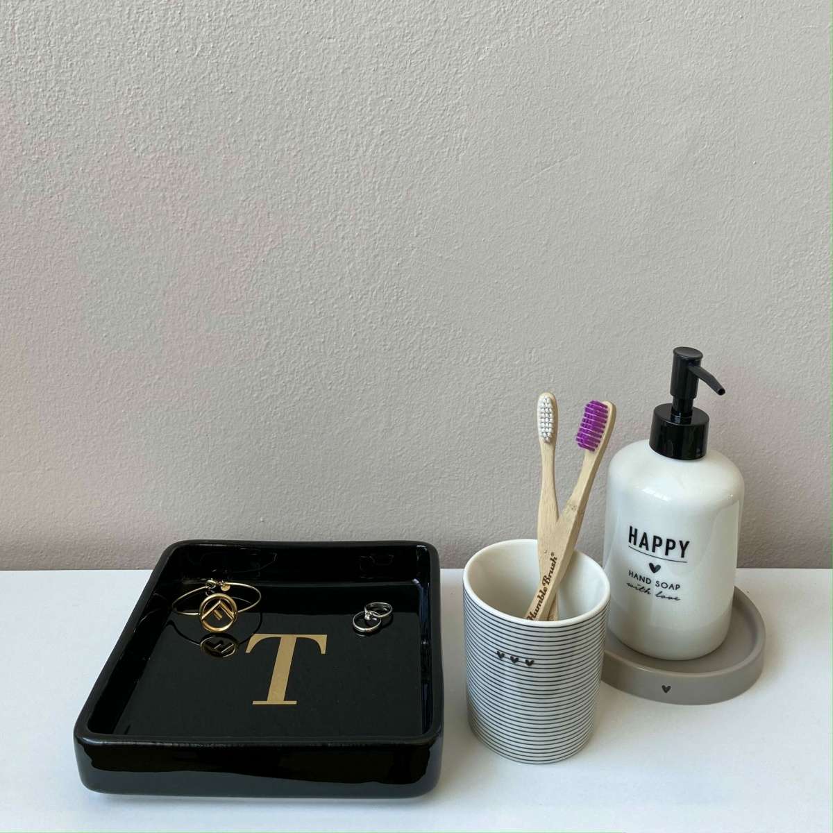 Immagine variante T - Svuotatasche Iniziale Oro (A-Z) in Ceramica Nero 17x17 cm | Fiorditerra