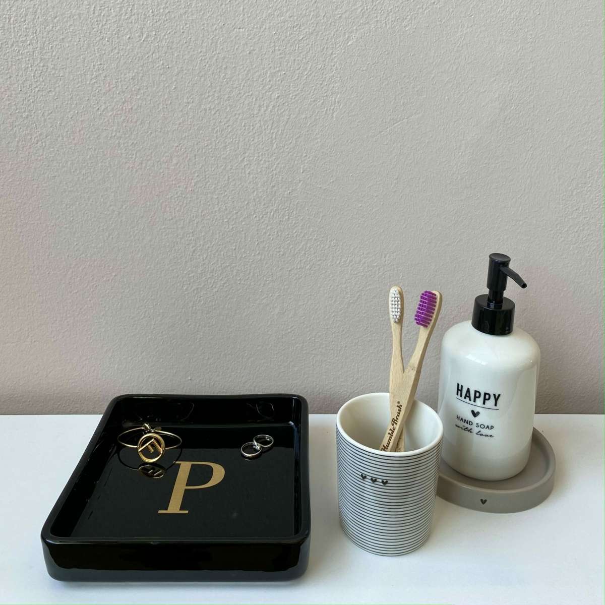 Immagine variante P - Svuotatasche Iniziale Oro (A-Z) in Ceramica Nero 17x17 cm | Fiorditerra