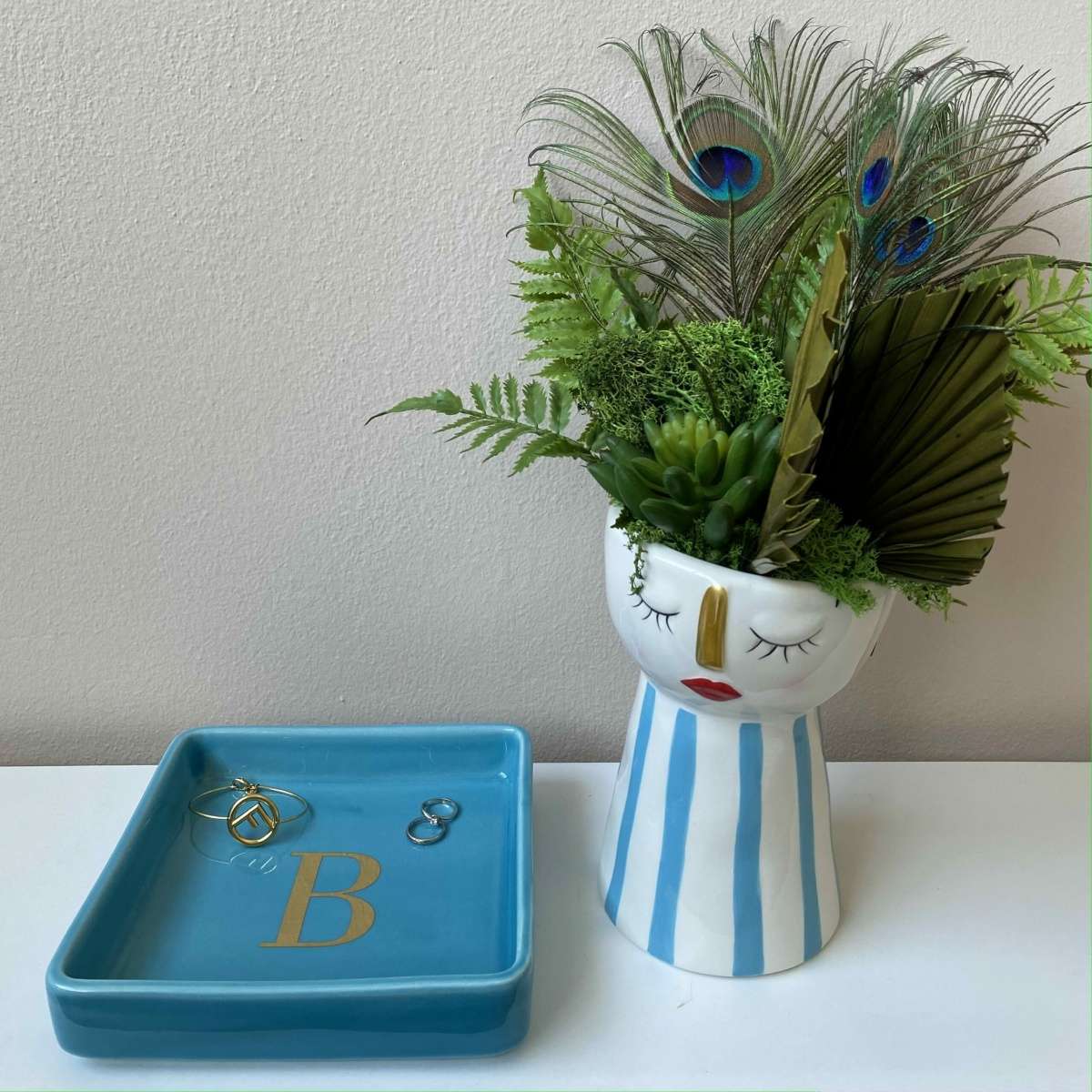 Immagine variante B - Svuotatasche Iniziale Oro (A-Z) in Ceramica Turchese 17x17 cm | Fiorditerra