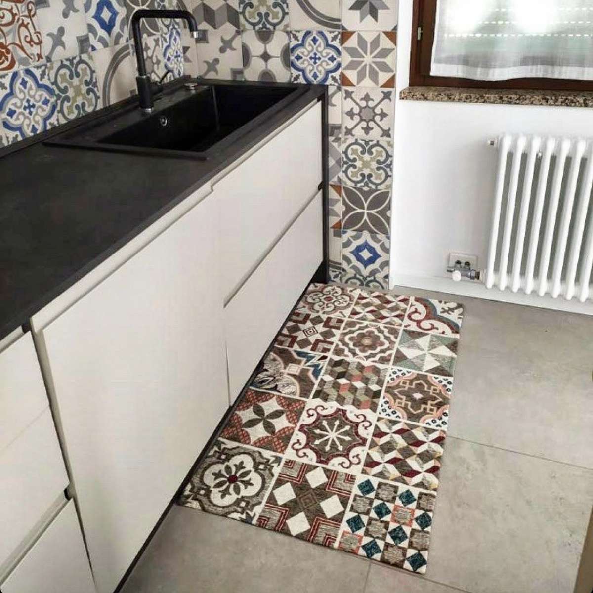 Immagine variante 115x175 cm - Tappeto Maioliche Grigio Caldo Antiscivolo e Lavabile in Lavatrice | Pietro Zanetti Home