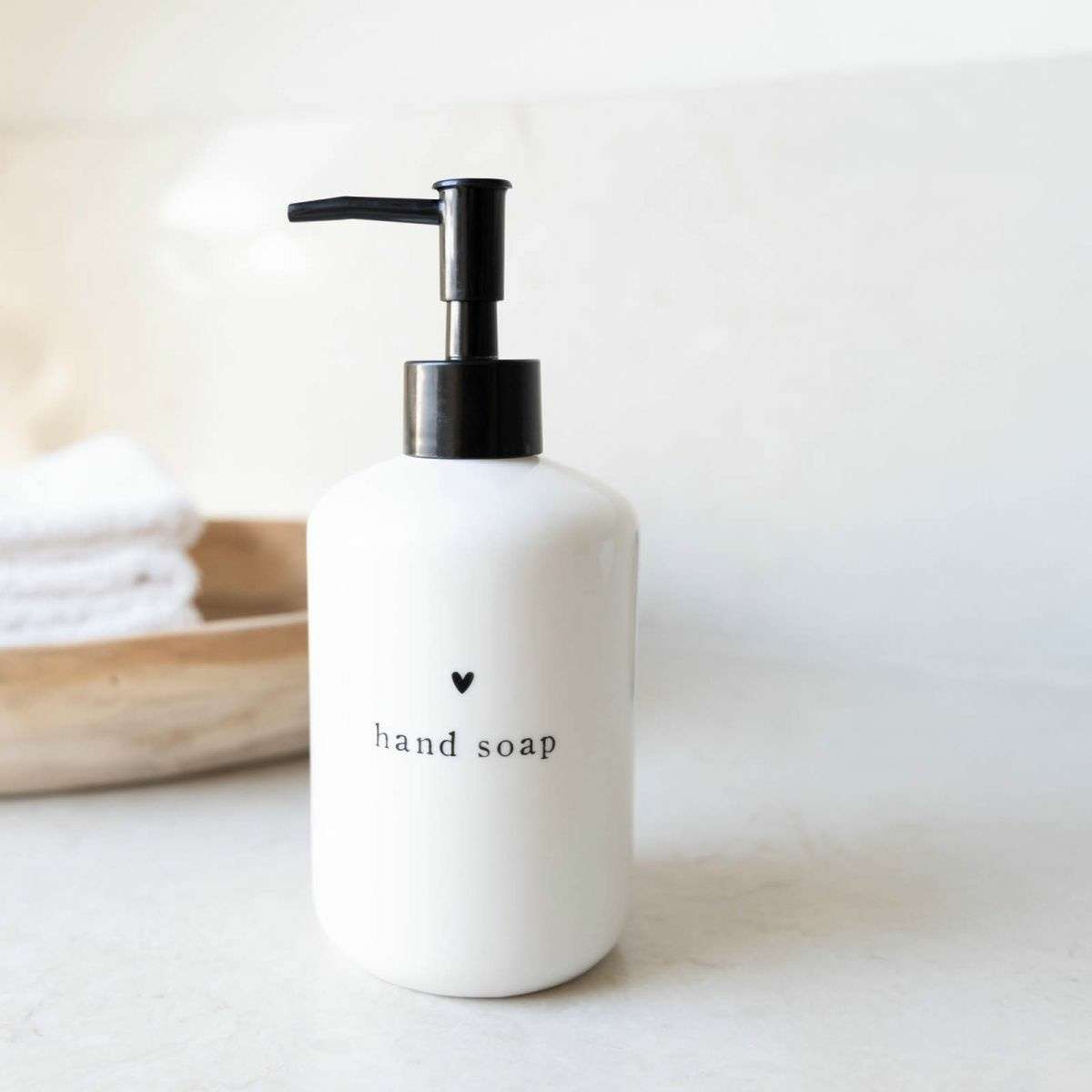 Immagine del prodotto Dispenser Sapone in Ceramica Hand Soap e Cuoricino Nero | Bastion Collections