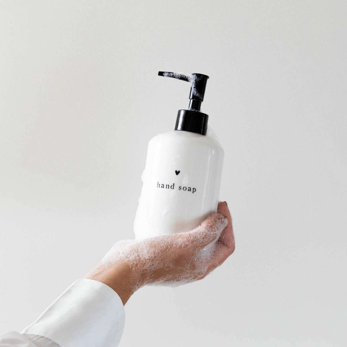 Immagine del prodotto Dispenser Sapone in Ceramica Hand Soap e Cuoricino Nero | Bastion Collections