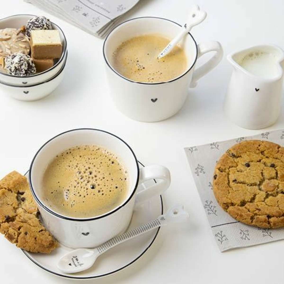 Immagine del prodotto Piatto Rotondo per Mug con Bordo nero e Cuoricino 15 cm | Bastion Collections