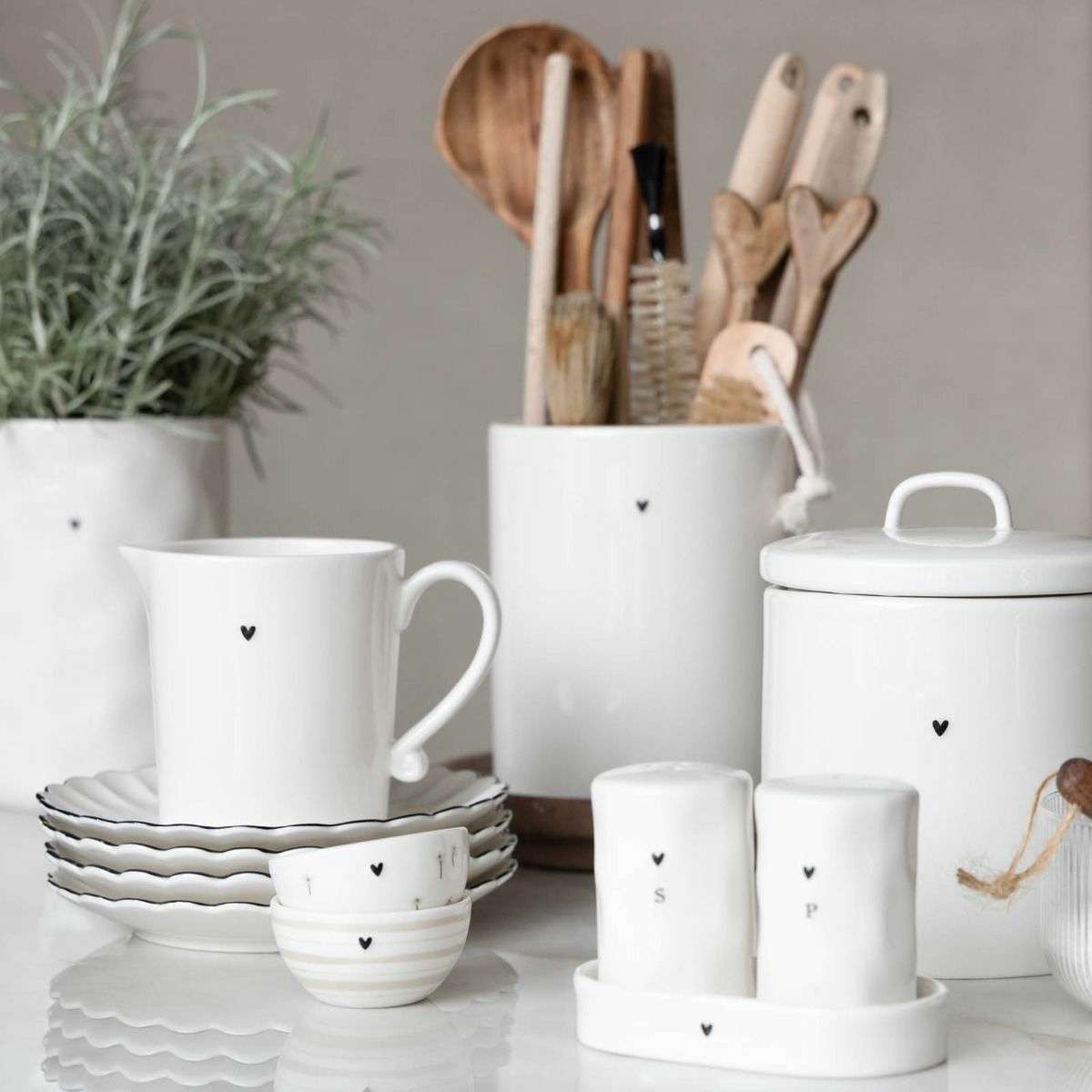 Immagine del prodotto Set Sale e Pepe con Vassoio in Ceramica Cuore Nero | Bastion Collections