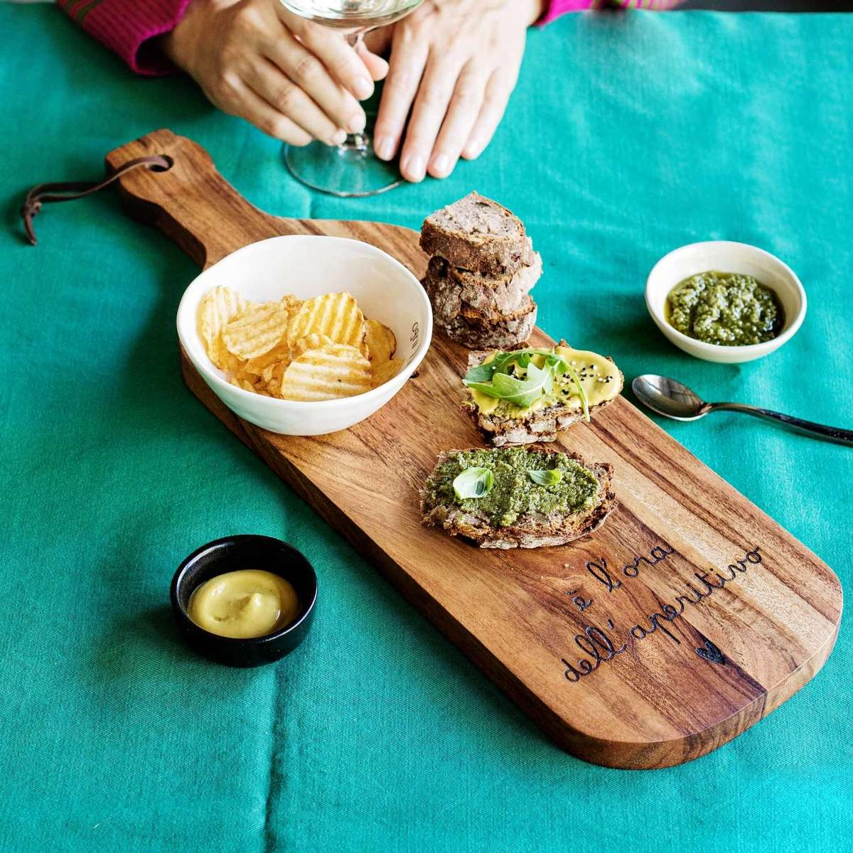 Immagine del prodotto Tagliere Bottiglia E' L'ora dell'Aperitivo  50x16 cm | Simple Day