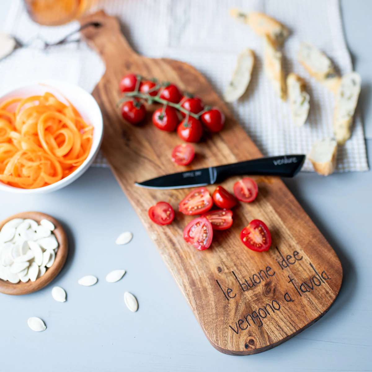 Immagine del prodotto Tagliere Bottiglia Le Buona Idee Vengono a Tavola 50x16 cm | Simple Day