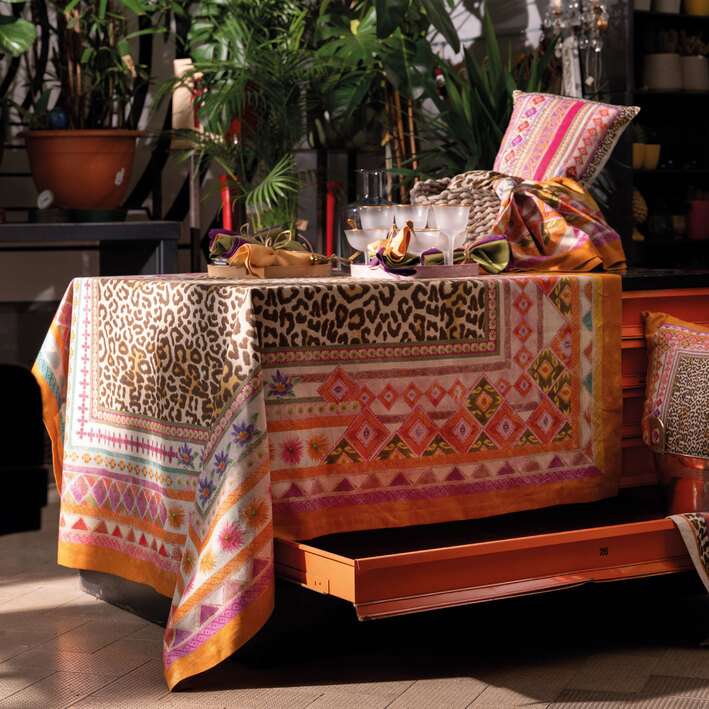 Immagine principale di Tovaglia Rettangolare Jurta Stampa Digitale in 55% Lino e 45% Cotone - 2 Misure | Tessitura Toscana Telerie